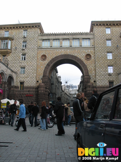 28189 Car and people in Kiev